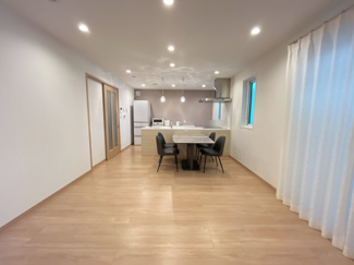 【居間・リビング】 | 彦根市南川瀬町 築浅一条工務店施工の家 | 床暖房がついておりますので冬も快適に過ごすことができます。
カップボード+照明+オーダーカーテン付きです！
