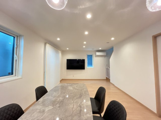 【居間・リビング】 | 彦根市南川瀬町 築浅一条工務店施工の家 | エアコン付きのリビングですが
トリプル樹脂サッシなので夏も冬も快適に過ごすことができます！