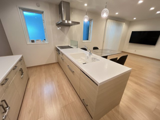 【キッチン】 | 彦根市南川瀬町 築浅一条工務店施工の家 | お部屋全体を見渡すことができるキッチンです。