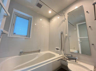 【浴室】 | 彦根市南川瀬町 築浅一条工務店施工の家 | 床暖房がついてますのでヒートショック対策にもなります。
1坪タイプのお風呂です。