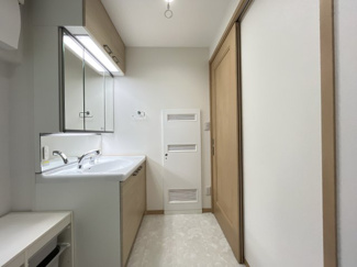 【洗面所】 | 彦根市南川瀬町 築浅一条工務店施工の家 | 広さが自慢の洗面スペースです。
ホスクリーンがございますので雨の日室内で充分に干すことができます。