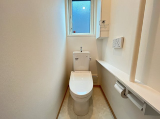 【トイレ】 | 彦根市南川瀬町 築浅一条工務店施工の家 | トイレ・キッチン・洗面・バス　水回り4点が近くにある過ごしやすい動線です。