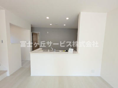 【キッチン】 | 豊橋市牛川薬師町 58期 新築一戸建て 1号棟 | 前から見たキッチンです