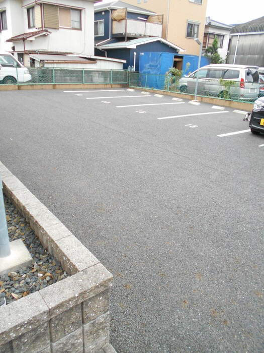 ロワジールの駐車場