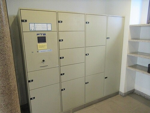 ライオンズマンション六ッ門第２のロビー|宅配BOX付きで不在時の荷物の受け取りに便利です☆