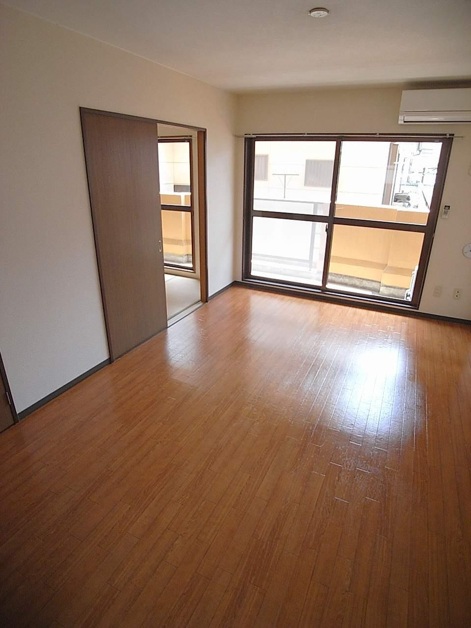 ラ・セゾン城北の洋室