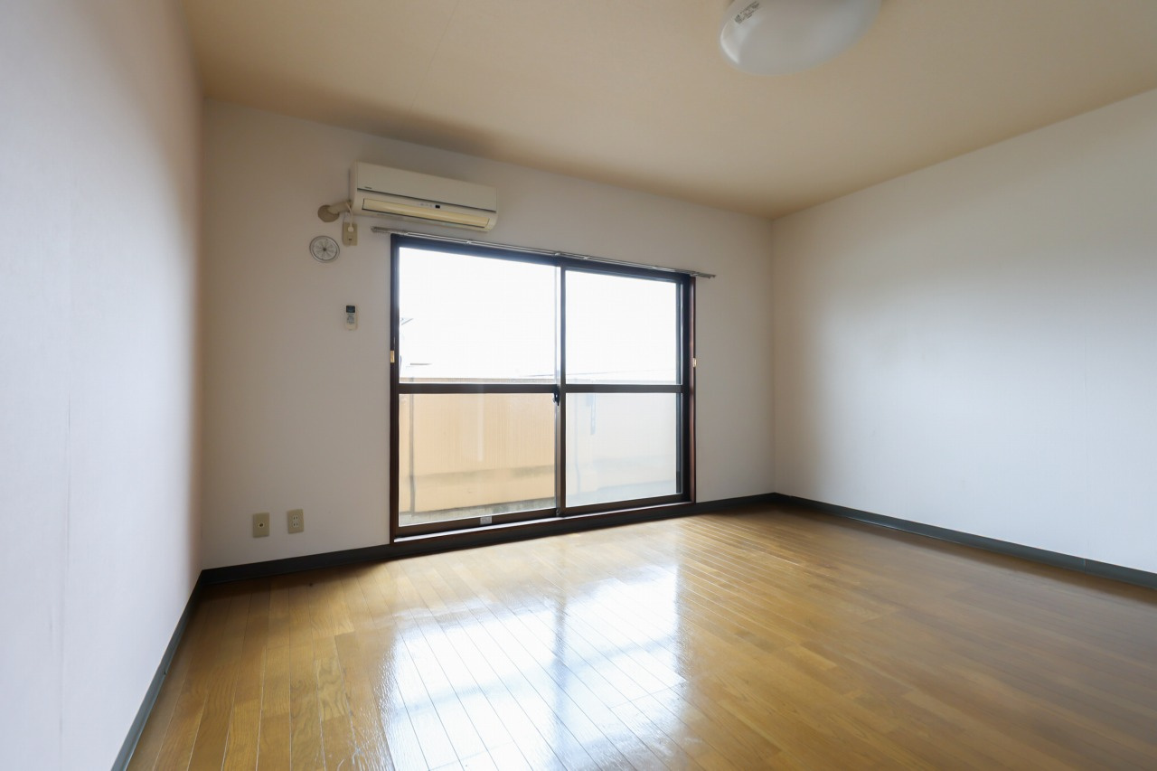 ラ・セゾン城北の洋室