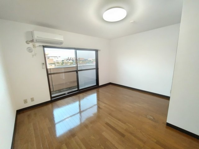 ラ・セゾン城北の洋室