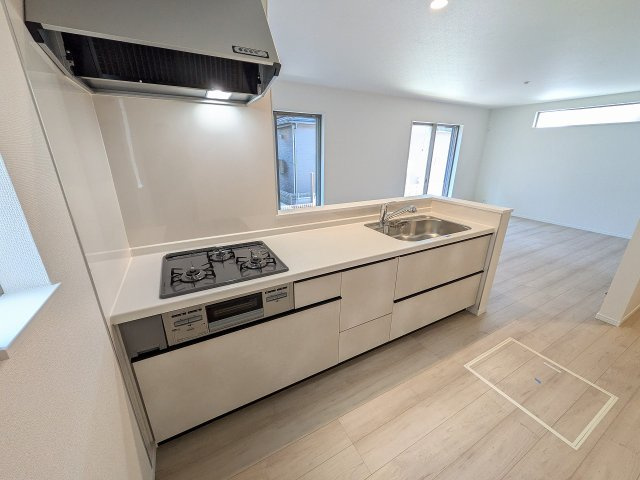 八王子市　川口町　新築一戸建て　１７期のキッチン|～３口コンロと広い調理台でお料理が捗ります～