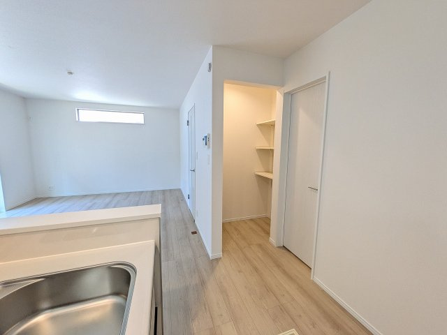 八王子市　川口町　新築一戸建て　１７期のキッチン|～可動棚付きのパントリーを設置～