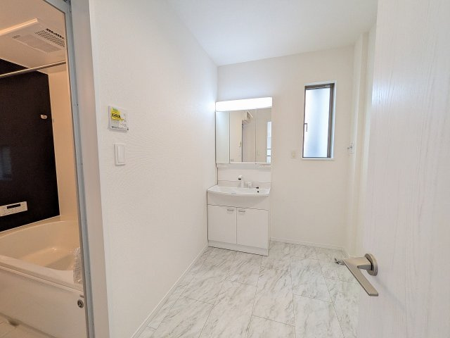 八王子市　川口町　新築一戸建て　１７期の脱衣所|～換気のしやすい窓付きの洗面所　ゆとりのある広さです～