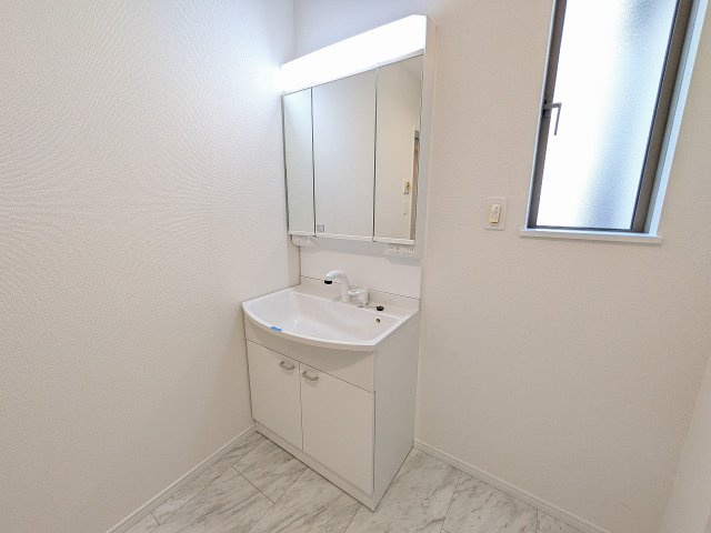 八王子市　川口町　新築一戸建て　１７期の独立洗面台|～３面鏡付きの独立洗面台　細々している物をスッキリ収納出来ます～