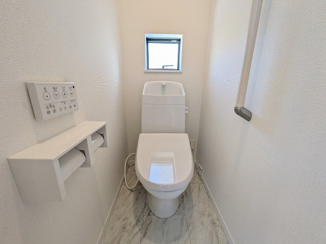 八王子市　川口町　新築一戸建て　１７期の独立洗面台|～暖房温水洗浄機能付きトイレ　冬場は特に嬉しい機能ですね～