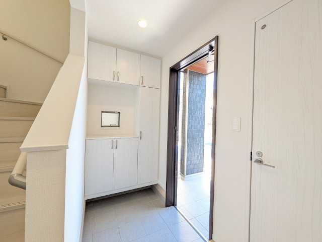 八王子市　川口町　新築一戸建て　１７期の玄関|～ホワイト基調の建具で、より開放感のある空間を演出～