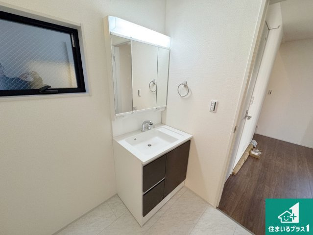 神戸市灘区神ノ木通　新築一戸建ての独立洗面台|清潔感のある洗面台です。フラットな鏡は掃除がしやすく毎日清潔！鏡裏には収納があるのでスッキリとした洗面台が保てます。