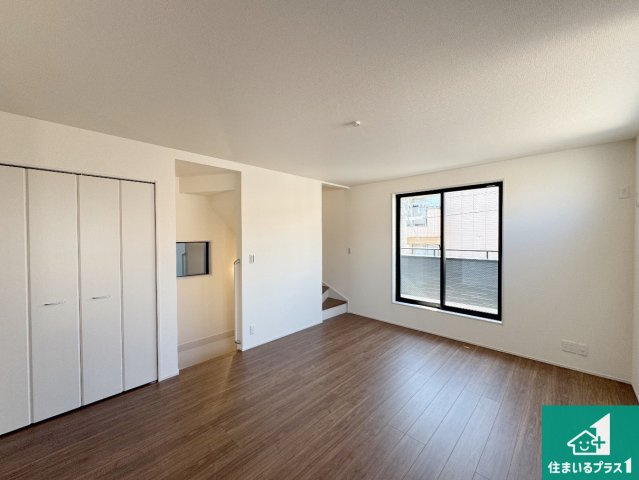 神戸市灘区神ノ木通　新築一戸建ての居間・リビング|日当たり良好の明るいリビングで朝の目覚めもスッキリできそう！対面キッチンでご家族のコミュニケーションも自然と増える設計！小さなお子様が遊ぶスペースを作っても広々とくつろげるLDK！