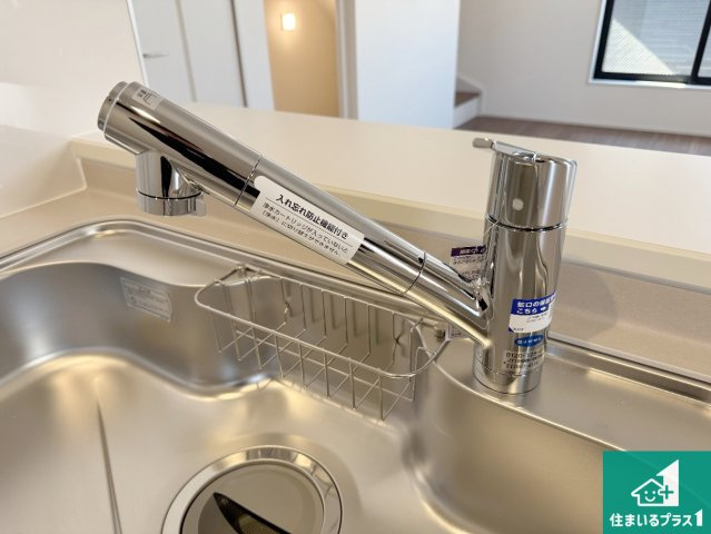 神戸市灘区神ノ木通　新築一戸建ての設備|浄水器を内蔵！炊飯時、お茶を作る時に安心してお水を使えます！お湯と冷水、浄水と原水、シャワーの切替えもワンタッチです！