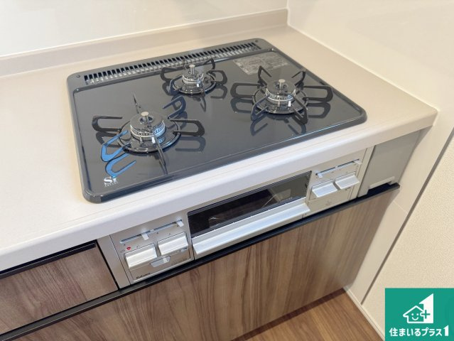 神戸市灘区神ノ木通　新築一戸建ての設備|ダブル高火力Ｓｉセンサー付きコンロ！３口あるので、まとめて料理をする時も大活躍！