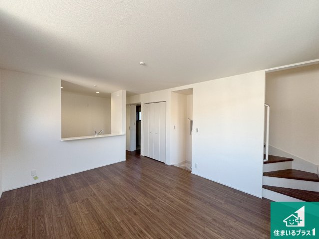 神戸市灘区神ノ木通　新築一戸建ての居間・リビング|子供を見守りながらお料理が出来るため家族のコミュニケーションか増えます♪スペースが広く確保されている為お子様が大きくなったときは一緒に料理を楽しめます♪