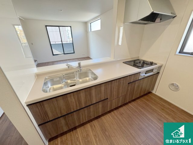 神戸市灘区神ノ木通　新築一戸建てのキッチン|リビングと統一感があり、使い勝手のいいキッチン。広々としているので、二人並んで作業が出来ちゃいます。お子様と一緒に色々なお料理に挑戦できるスペースがあります。