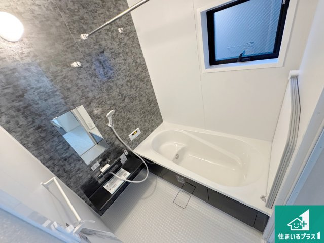 神戸市灘区神ノ木通　新築一戸建ての浴室|足をゆったり伸ばして寛げる浴槽です。窓が設けられていますので差し込む光が明るく穏やかな雰囲気にしてくれます♪浴室乾燥機も設置しているので、雨の日の洗濯物も安心です♪