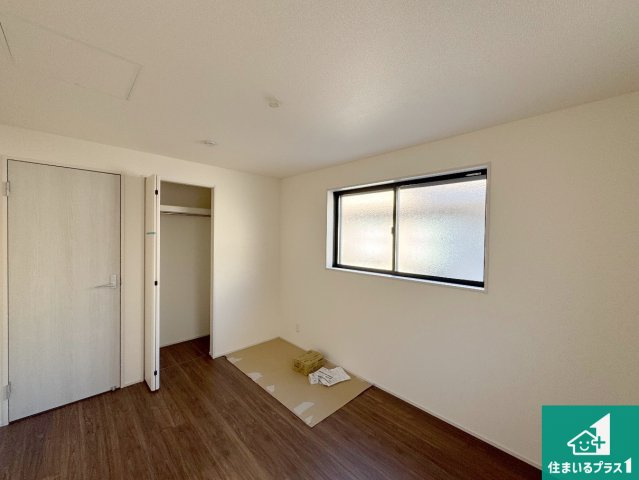 神戸市灘区神ノ木通　新築一戸建ての洋室|寝室は心地よい眠りについてもらいたくて、シンプルかつ開放的な空間な設計にしています！大きな窓から差し込む日が心地いいです♪