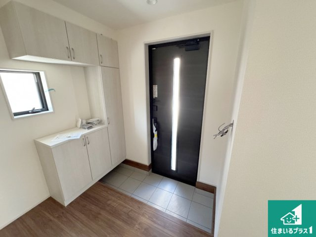 神戸市灘区神ノ木通　新築一戸建ての玄関|シューズボックスにはたくさんの靴が収納できるので玄関周りはいつもスッキリ！ご家族が増えても安心！