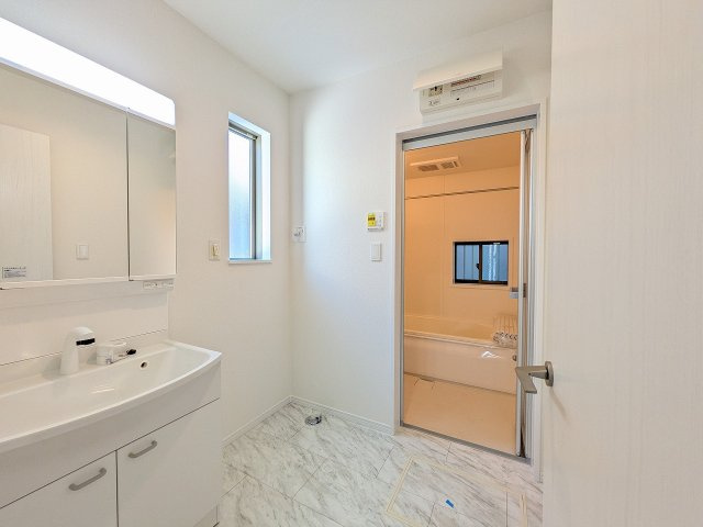 八王子市　川口町　新築一戸建て　１７期の脱衣所|～窓付きで明るい洗面所　換気もしやすいです～