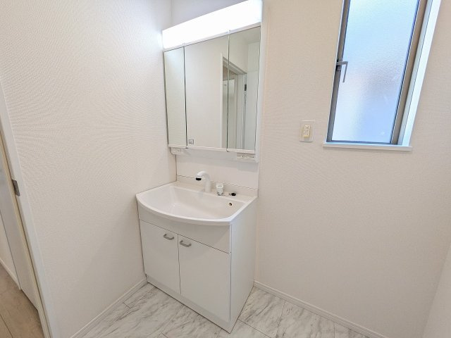 八王子市　川口町　新築一戸建て　１７期の独立洗面台|～３面鏡付きの独立洗面台　細々している物をスッキリ収納出来ます～