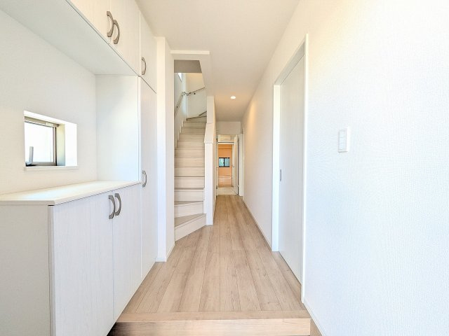 八王子市　川口町　新築一戸建て　１７期の玄関|～ホワイトが基調の明るい内装です～