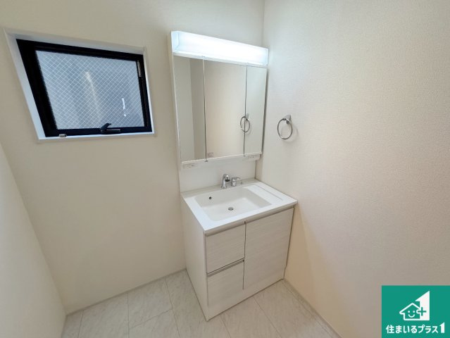 神戸市灘区神ノ木通　新築一戸建ての独立洗面台|清潔感のある洗面台です。フラットな鏡は掃除がしやすく毎日清潔！鏡裏には収納があるのでスッキリとした洗面台が保てます。