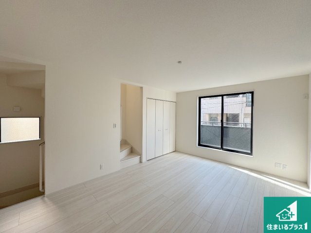 神戸市灘区神ノ木通　新築一戸建ての居間・リビング|日当たり良好の明るいリビングで朝の目覚めもスッキリできそう！対面キッチンでご家族のコミュニケーションも自然と増える設計！小さなお子様が遊ぶスペースを作っても広々とくつろげるLDK！