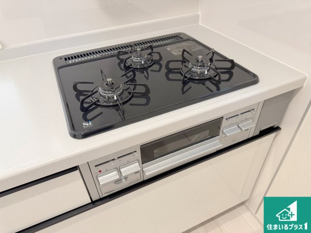 神戸市灘区神ノ木通　新築一戸建ての設備|ダブル高火力Ｓｉセンサー付きコンロ！３口あるので、まとめて料理をする時も大活躍！