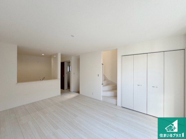 神戸市灘区神ノ木通　新築一戸建ての居間・リビング|子供を見守りながらお料理が出来るため家族のコミュニケーションか増えます♪スペースが広く確保されている為お子様が大きくなったときは一緒に料理を楽しめます♪