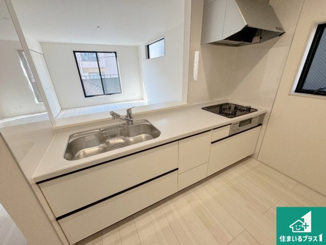 神戸市灘区神ノ木通　新築一戸建てのキッチン|リビングと統一感があり、使い勝手のいいキッチン。広々としているので、二人並んで作業が出来ちゃいます。お子様と一緒に色々なお料理に挑戦できるスペースがあります。