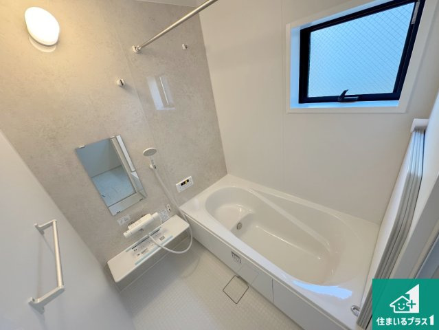 神戸市灘区神ノ木通　新築一戸建ての浴室|足をゆったり伸ばして寛げる浴槽です。窓が設けられていますので差し込む光が明るく穏やかな雰囲気にしてくれます♪浴室乾燥機も設置しているので、雨の日の洗濯物も安心です♪