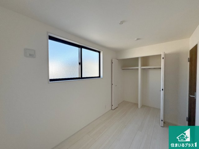 神戸市灘区神ノ木通　新築一戸建ての洋室|寝室は心地よい眠りについてもらいたくて、シンプルかつ開放的な空間な設計にしています！大きな窓から差し込む日が心地いいです♪