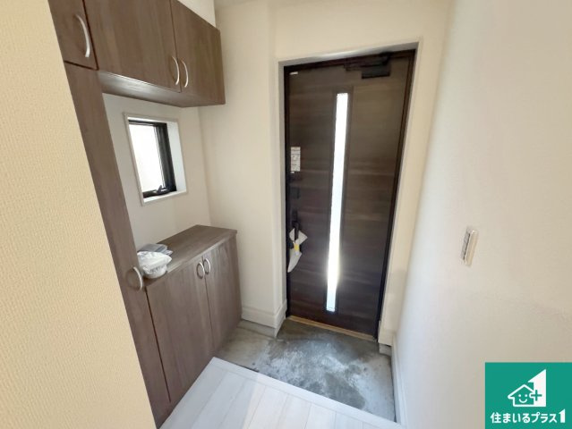 神戸市灘区神ノ木通　新築一戸建ての玄関|シューズボックスにはたくさんの靴が収納できるので玄関周りはいつもスッキリ！ご家族が増えても安心！