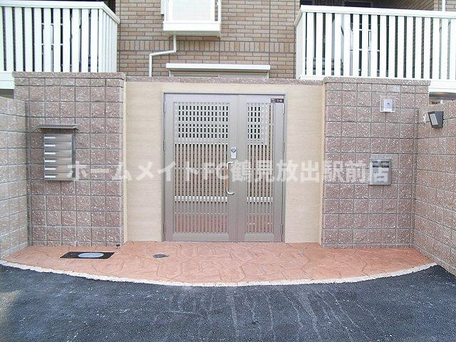大阪市鶴見区今津中１丁目のハイツのエントランス