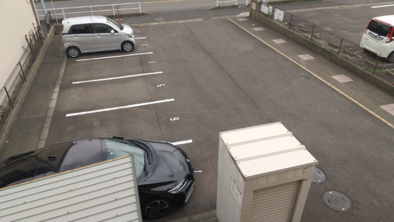 アヴァンセの駐車場