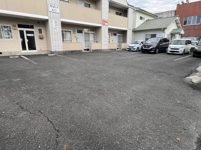 アドホックメゾンの駐車場