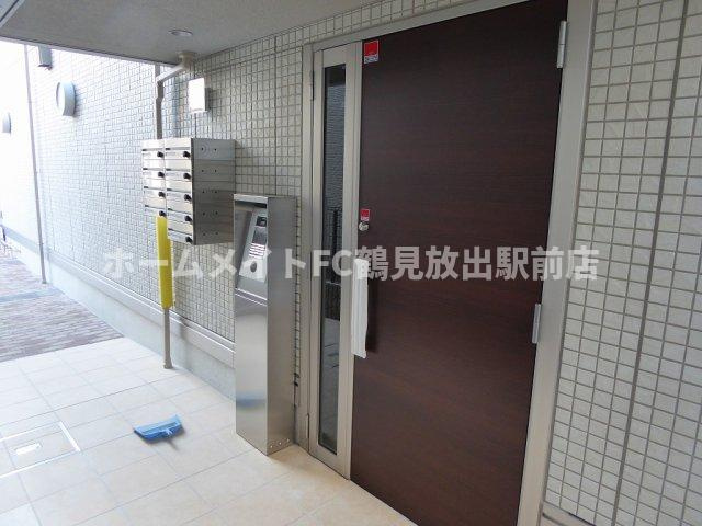 大阪市城東区諏訪１丁目のハイツのエントランス
