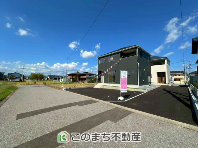 CRADLEGARDENさくら市きぬの里第1　3号棟の前面道路含む現地写真|前面道路は広々としてます！運転が苦手な方でもお車の出し入れ簡単で安心です☆
