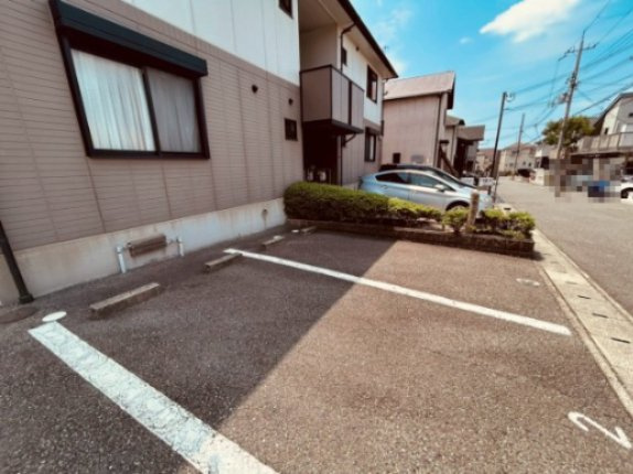 グランディールNKTの駐車場