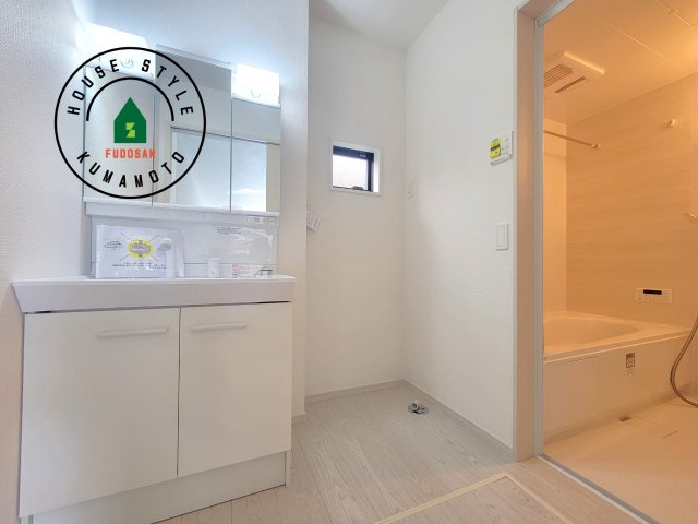 熊本市東区尾ノ上3丁目第1-2棟（1号棟）　の脱衣所|ゆとりの洗面スペースで朝の身支度もスムーズに。暮らしを快適に変えるシャワー付洗面台です！