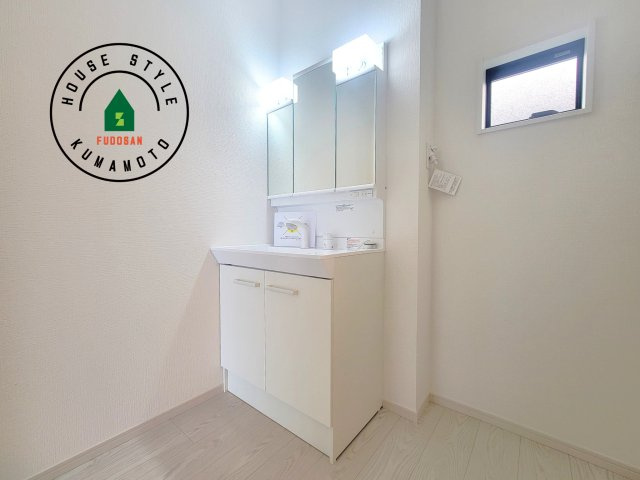 熊本市東区尾ノ上3丁目第1-2棟（1号棟）　の独立洗面台|毎日使うものだから清潔な空間を保ちたい水回り。洗面にはそんな願いを解消させてくれる収納アイデアが満載です。三面鏡の裏側にはキャビネットが現れ小物から背の高い物まで収納できます。