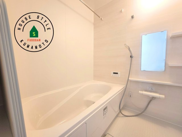 熊本市東区尾ノ上3丁目第1-2棟（1号棟）　の浴室|1日の疲れを癒してくれる広々バスルーム。雨の日のお洗濯にも大活躍な浴室乾燥機付です！