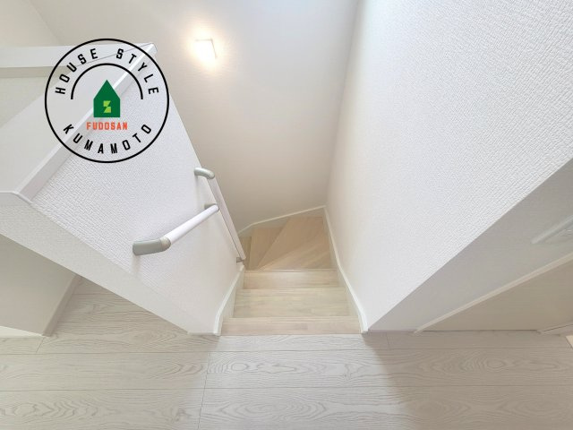 熊本市東区尾ノ上3丁目第1-2棟（1号棟）　の内装|＜手すり付階段＞手すりがないと階段の昇り降りで危険なことはもちろん、壁に手をつきながら歩くことで壁紙が汚れやすくなります。すべての方に快適に昇り降りしていただくため、手すりを設置しました。