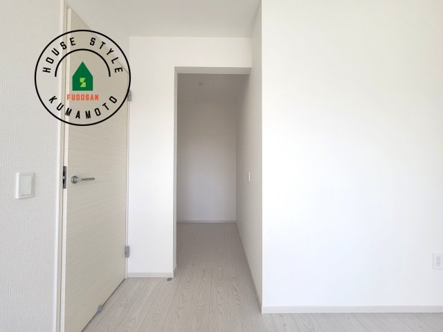 熊本市東区尾ノ上3丁目第1-2棟（1号棟）　の収納|洋服や大きな荷物が多い方や人数の多いご家族などは、一般的なクローゼットよりもウォークインクローゼットのほうが使い勝手が良いです。