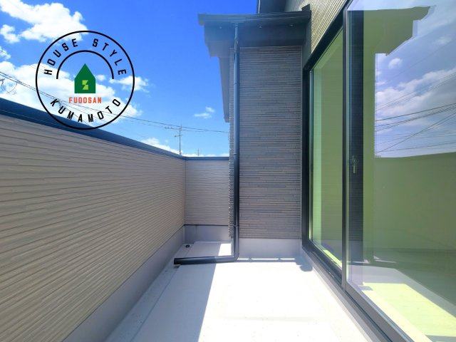 熊本市東区尾ノ上3丁目第1-2棟（1号棟）　のバルコニー|風をしっかりと感じられるバルコニーでは、毎日が洗濯日和です。広々としているので洗濯も楽しくなるでしょうし、気分転換にバルコニーからの眺めを楽しむのもいいでしょう。